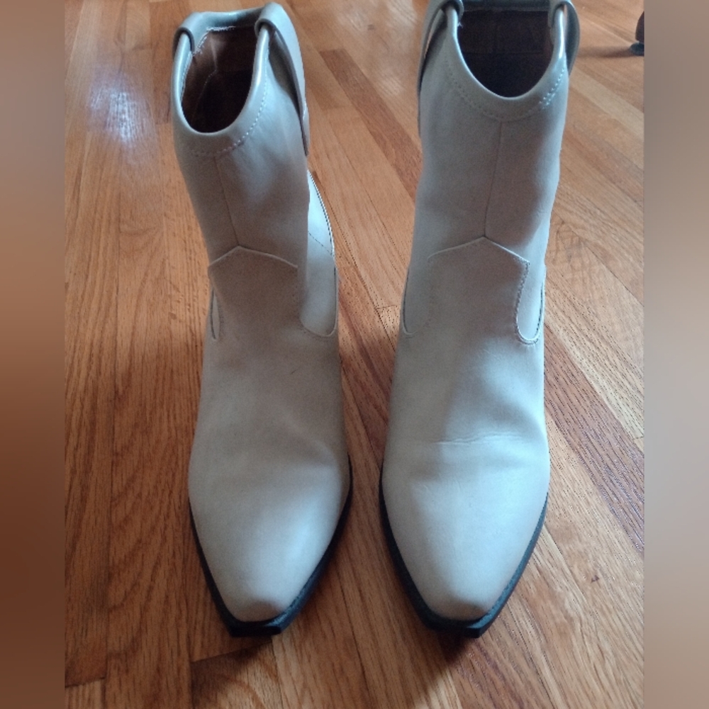 Woman's size 10 boots